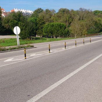 Instalação de balizadores na EN1 reforça segurança rodoviária