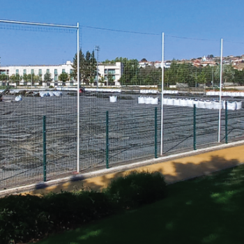 Estão em curso os trabalhos de substituição do relvado sintético no Campo de Jogos da Batalha